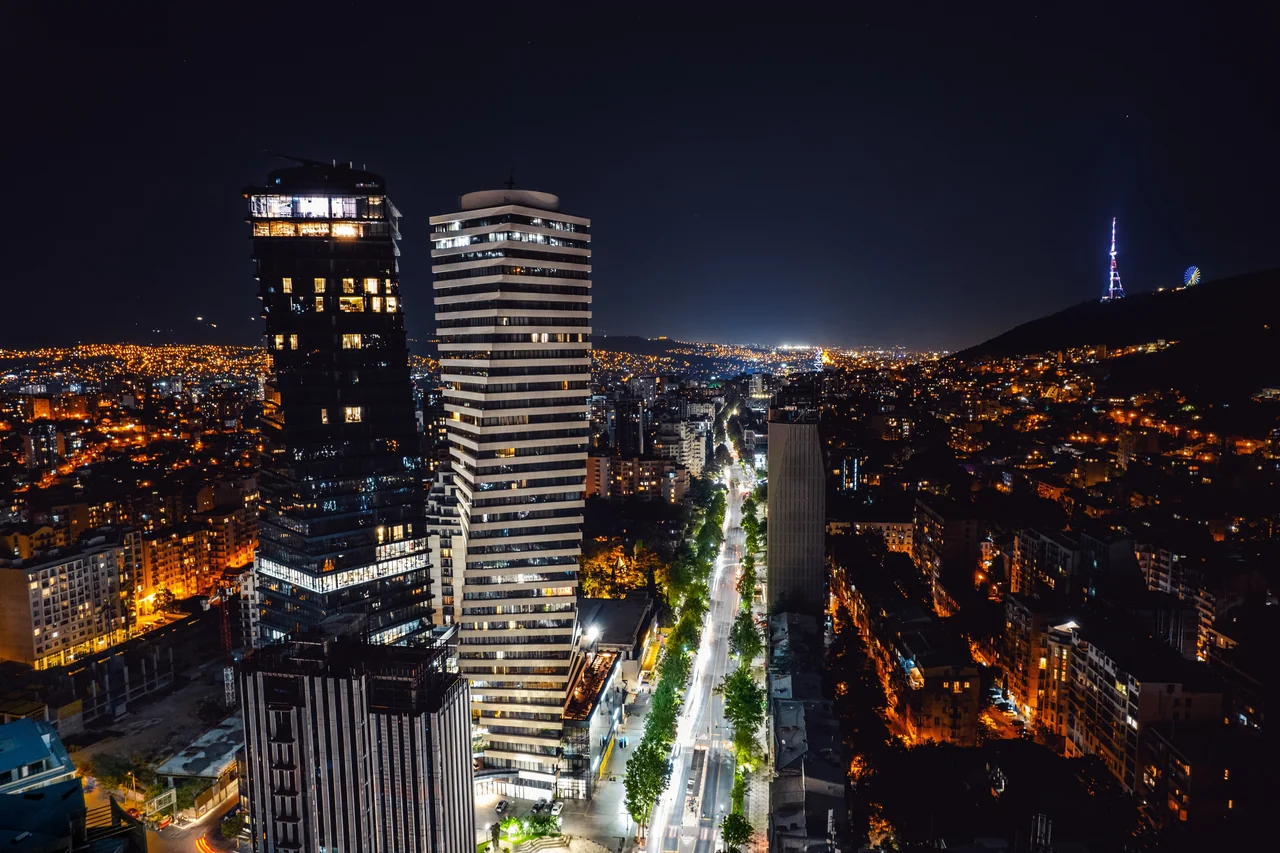 מגדלי Axis Towers המוארים ואורותיה של טביליסי המודרנית